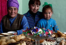 Попробуйте найти красоту в своей стране Хозяева гостевого дома в Шабанбай-би.