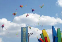 В единстве и согласии В небо выпустили десятки голубей - символов мира и добра и сотни воздушных шаров.