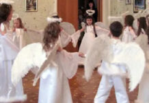 Тепло сердец и рук Трогательный танец маленьких ангелочков