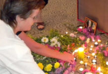 Без вины виноватые Каждый желающий мог положить около стенда, отображающего события 1941 года, цветы и зажечь свечу.