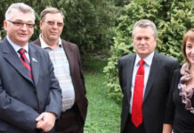 «Национальная идентичность — владение родным языком и знание истории» Александр Шало (второй слева) с коллегами по немецкому обществу в Немецком доме г. Алматы.