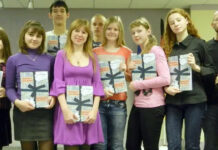 Жить и творить, творить и жить! Елена Зейферт с юными переводчиками.