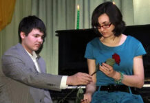 Позволь мне к сердцу прикоснуться сердцем Приглушенный свет, свечи, музыка.