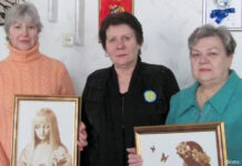 Царство рукоделия Участницы Женского клуба на фоне работ Ольги Ивкиной. (О.Ивкина в центре).