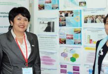 «Школа приёмных родителей» У стенда общественного объединения.