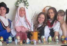 Светлый праздник Пасхи (Ostern) После выступления на фоне выставки пасхальных яиц.