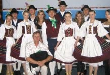 Танцующая Сарань Владимир Голев со своими воспитанниками.