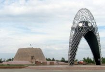 В память невинно пострадавших Символические ворота, через которые много лет назад проходили женщины.