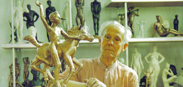 Иоганнес Зоммер со скульпторой “Моё детство”.