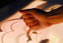 Рисование песком — против ДЦП Фото из архива студии «Песочные аниматоры»