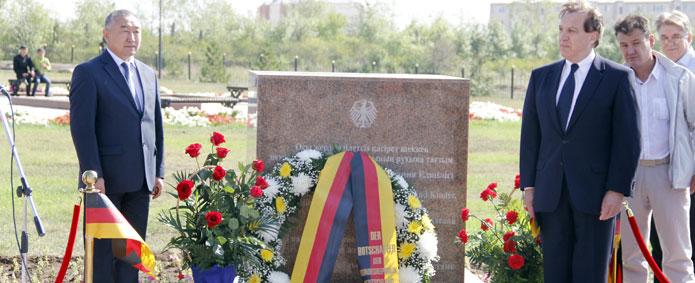 «В память безвинно погибшим немецким женщинам и детям»