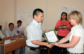 Вручение сертификатов участникам семинара.