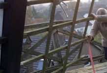 У калькарских мельников Здесь работают вручную.