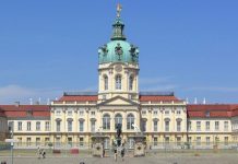 На оживленной улице мирового города Дворец Софии Шарлотты, центральный вход.