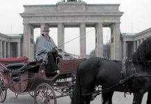 Извозчики носят неестественные шапки Бранденбургские ворота. Сегодня в Берлине.