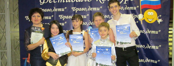 Дильбарай Халиковна Татиева с воспитанниками детской вокальной студии «Вдохновение»