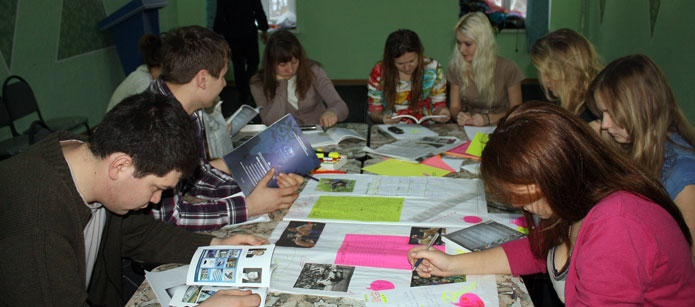 Немецкий язык. Участники работают над выпуском газеты.