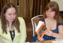 По просьбе поэта зрители изображали звуки метели Елена Зейферт и Анна Минор на вечере участников клуба.