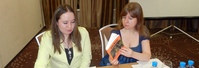 Елена Зейферт и Анна Минор на вечере участников клуба.