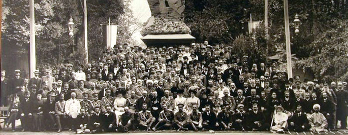 Снимок организаторов и участников ташкентской выставки 1909 г.