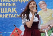 Сегодня праздник у ребят Торжество открыли трое очаровательных ведущих.