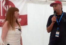 Литературный шатер в Берлине Елена Зейферт и ведущий Литературного шатра Александр Райзер.