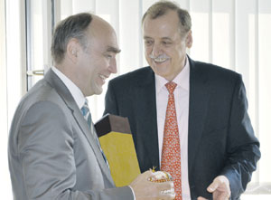 Александр Дедерер (справа) и д-р Кристоф Бергнер, уполномоченный Федерального министерства внутренних дел ФРГ по делам переселенцев и национальных меньшинств.
