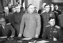 Экспозиции музея Берлин-Карлсхорст Маршал Советского Союза Георгий Константинович Жуков и заместитель командующего 1-м Белорусским фронтом Василий Данилович Соколовский (слева направо на первом плане) во время церемонии подписания Декларации о поражении Германии и взятии на себя верховной власти в отношении Германии правительствами СССР, Великобритании, США и Временным правительством Франции. Автор оригинальной фотографии: Евгений Халдей (ТАСС - https://www.tassphoto.com/ru)