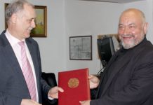 Поздравляем с юбилеем! От лица Ассамблеи народа Казахстана поздравительную грамоту юбиляру вручает Александр Барон, заместитель Председателя АНК, президент Ассоциации еврейских национальных организаций РК «Мицва».