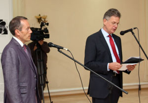Генеральный консул ФРГ в Алматы Михаэль Грау открывает выставку.
