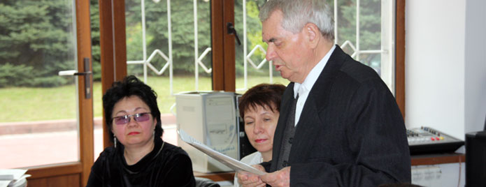 Айнур Машакова, Светлана Ананьева и Герольд Бельгер на читательской конференции в Немецком доме г. Алматы.