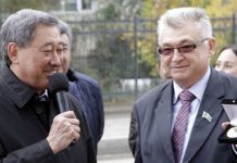 Вывести работу на качественно новый уровень Александр Думлер вручает юбилейную медаль АООНК "Возрождение" акиму области Бактыкожи Измухамбетову