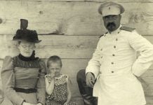 Уездный начальник Альфред Киниц А.Г.Киниц с женой и дочкой. Каркаралинск, 1899, фото С.М. Дудина.