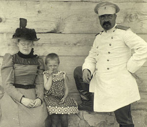 А.Г.Киниц с женой и дочкой. Каркаралинск, 1899, фото С.М. Дудина.