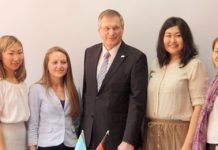 Придавая новые импульсы сотрудничеству Йоханнес Зингхаммер со стипендиантами Парламентской практики.