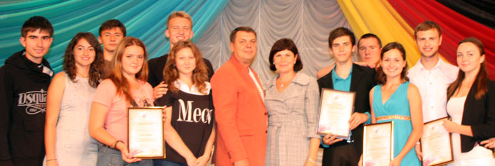 Игорь и Наталья Берг (в центре) с участниками Клуба немецкой молодёжи «Диамант».