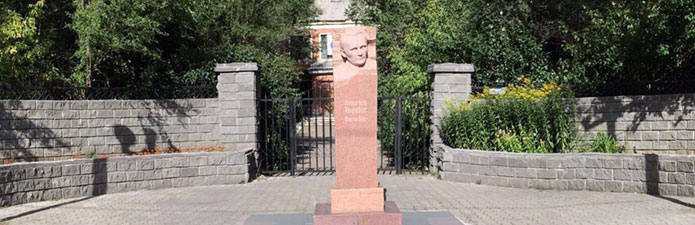 Памятник Г.Фогелеру перед немецким центром г.Караганды