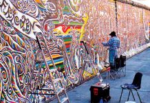 Стены, которые мы разрушаем Шамиль расписывает Стену.