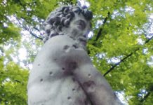 Победа — одна на всех Пулевые отметины на статуе Геркулеса в сквере у Бранденбургских ворот.