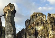 Камни светят ярко в Тевтобургском парке Чертова дюжина скал Экстернштайне. | Фото предоставлено автором