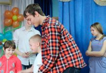 Искренние улыбки и бурные аплодисменты Искренние улыбки и бурные аплодисменты