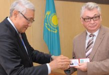 Решая государственные задачи Вручение депутатского мандата Александру Думлеру, Атырау