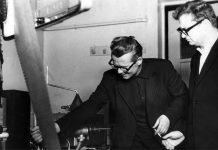 Арвед Люц. 80 лет со Знаком качества С руководителем лаборатории Института химических наук профессором О.В.Агашкиным у масс-спектрометра. Начало 80-х годов.