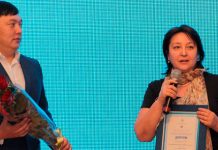 Преемственность поколений: вместе к успешному будущему! Директор Немецкого социального фонда Елена Попова получает грант на реализацию заявленного проекта. | Фото: Фонд Первого Президента