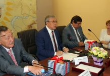 Мир Олжаса Сулейменова в контексте мирового литературного процесса Открыл презентацию в зале заседаний Научной библиотеки РГП «Ғылым ордасы» КН МОН РК директор Института литературы и искусства им.М.О.Ауэзова член-корреспондент НАН РК Уалихан Калижанов