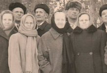 Жизнь в думах о земле и о хлебе Слева направо: 1 ряд в центре – Сузанна Корнеевна (мама Э.Фр.), слева пожилая дама в шарфе, её сестра, и три снохи: Ольга Ивановна (жена В.Фр., крайняя слева), Татьяна Никитична (жена Э.Фр.), Анна Яковлевна (жена П.Фр.). 2 ряд – пять братьев: Эрвин, Петр, Владимир, Генрих и Иван. | Фото: семейный архив Елены Мартенс (Госсен)