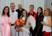 Das blaue vom Himmel — Спектакль, который заставляет задуматься Слева направо: Илона Мартыненко (Архангел Гавриил), Агата Махно (Михаела), Евгений Генрих (Апостол Петр), Александр Кашуро (режиссер-постановщик), Клементина Селиверстов (Ангел), Артём Селиверстов (Черт), Инна Бешинкенова (Смерть), Мария Борисевич (руководитель проекта), Тим Бешинкенов (Архангел Михаил). | Фото предоставлено автором