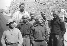 Венок эдельвейсов на скалах Небесных гор В первом ряду Г.Харлампиев, М.Дадиомов, В.Чередова-Абалакова, Л.Саладин; в центре – мастера советского альпинизма В. и Е. Абалаковы. В левом углу возможно стоит А.Набоков, проводник альпинистов в Центральный Тянь-Шань | Снимок из архива М.Я.Дадиомова