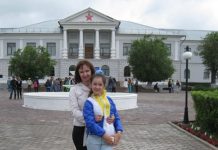 Наши первые уроки истории Перед зданием управления Карлага. | Фото предоставлено автором