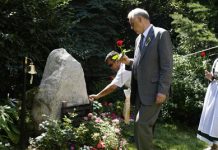 «Здесь было мало виноватых, здесь было больше без вины» Возложение цветов к мемориальному камню. Немецкий дом г. Алматы